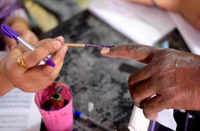 Un votante indio recibe una marca con el dedo durante la séptima y última fase de las elecciones al parlamento indio en una mesa electoral en las afueras de Amritsar, Punjab.