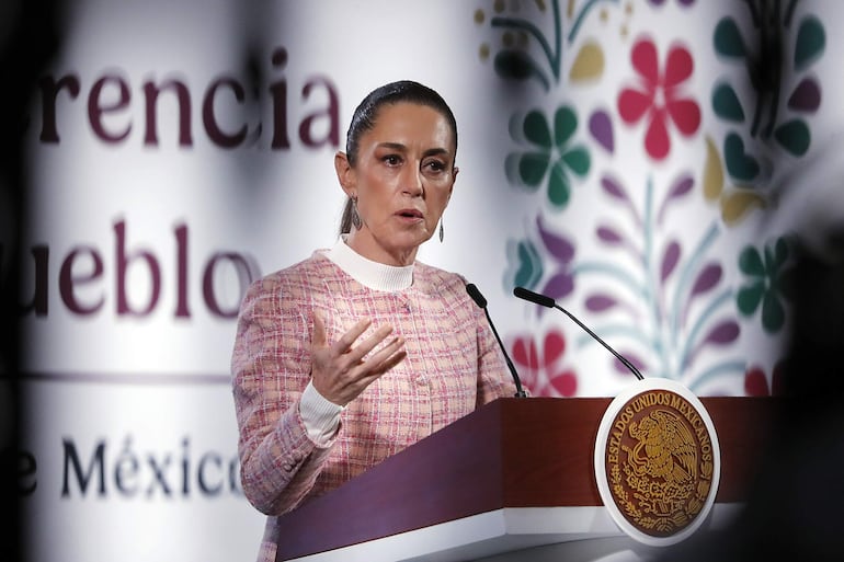 La presidenta de México, Claudia Sheinbaum, habla durante su rueda de prensa diaria este jueves, en el Palacio Nacional en la Ciudad de México (México). Sheinbaum garantizó que existe "un plan muy elaborado" para recibir a los mexicanos deportados de Estados Unidos, pero pidió esperar a ver cuáles son las acciones definitivas que tomará el futuro mandatario estadounidense, Donald Trump.