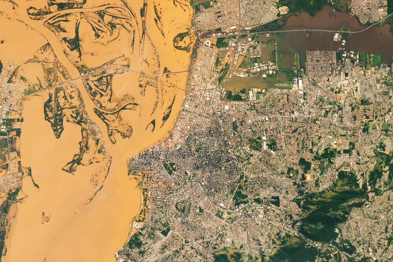 Vista desde el satélite de observación Landsat 8 de la NASA del centro de Porto Alegre inundado el miércoles 8 de mayo. 