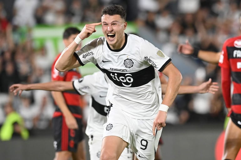 El argentino Facundo Bruera, futbolista de Olimpia, celebra un gol en el partido contra Flamengo en la vuelta de los octavos de final de la Copa Libertadores 2023 en el estadio Defensores del Chaco, en Asunción.