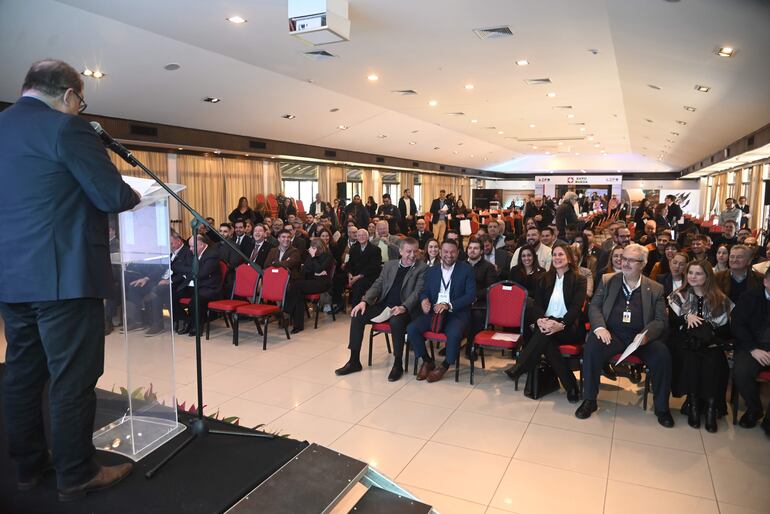 Autoridades del gobierno, de gremios, empresarios y participantes ayer en el acto inaugural que se llevó a cabo en el salón Germán Ruiz de la ARP