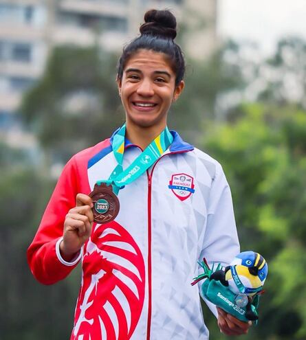 Agua Marina Espínola con su medalla de bronce en Ciclismo de Ruta.