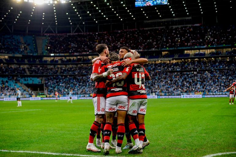 Los jugadores del Flamengo celebran un gol ante Gremio por la ida de las semifinales de la Copa de Brasil en el estadio Arena do Gremio, en Porto Alegre, Brasil.