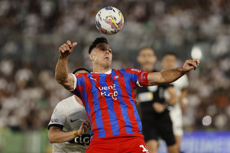 Diego Churín, jugador de Cerro Porteño, pelea por el balón en un partido frente a Olimpia por la superclásico del fútbol paraguayo en el estadio Defensores del Chaco, en Asunción, Paraguay.