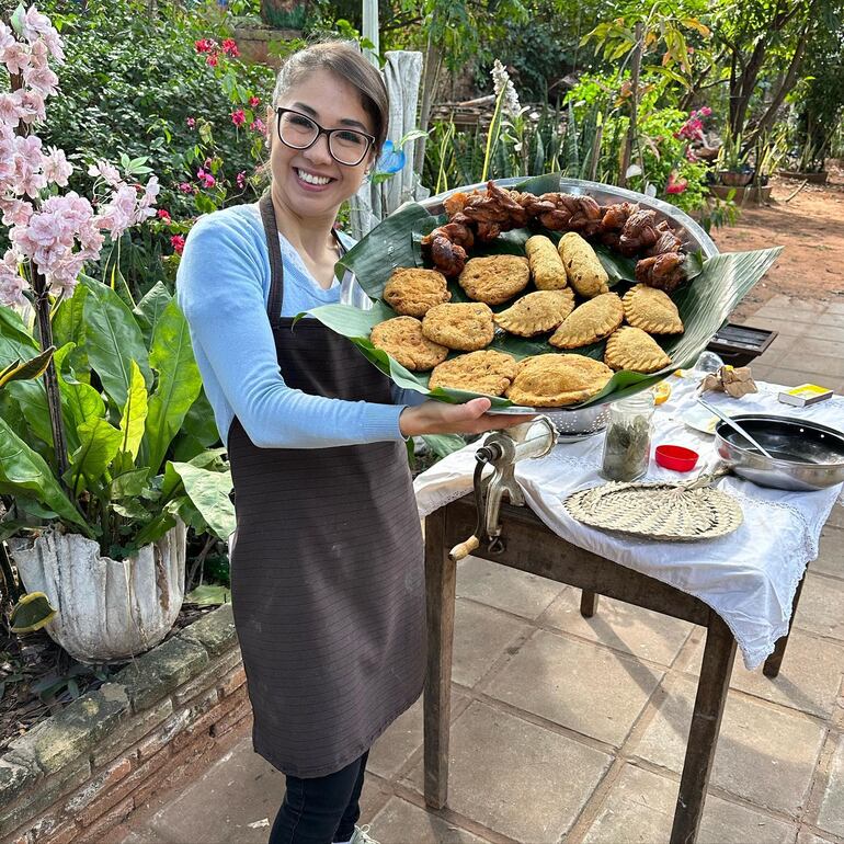 Emi Báez se dedica a levantar contenido sobre recetas de comida típica paraguaya a redes sociales.