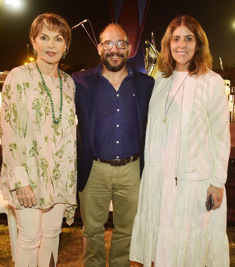 Margarita Morselli, Carlos Hentscholek y Tana Schémbori.