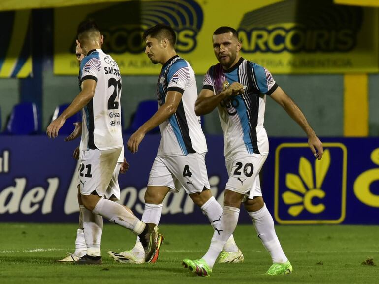 Antonio Bareiro (d), jugador de Libertad, celebra un gol en el partido frente a Sportivo Luqueño por la décima tercera jornada del torneo Apertura 2024 del fútbol paraguayo en el estadio Feliciano Cáceres, en Luque, Paraguay.