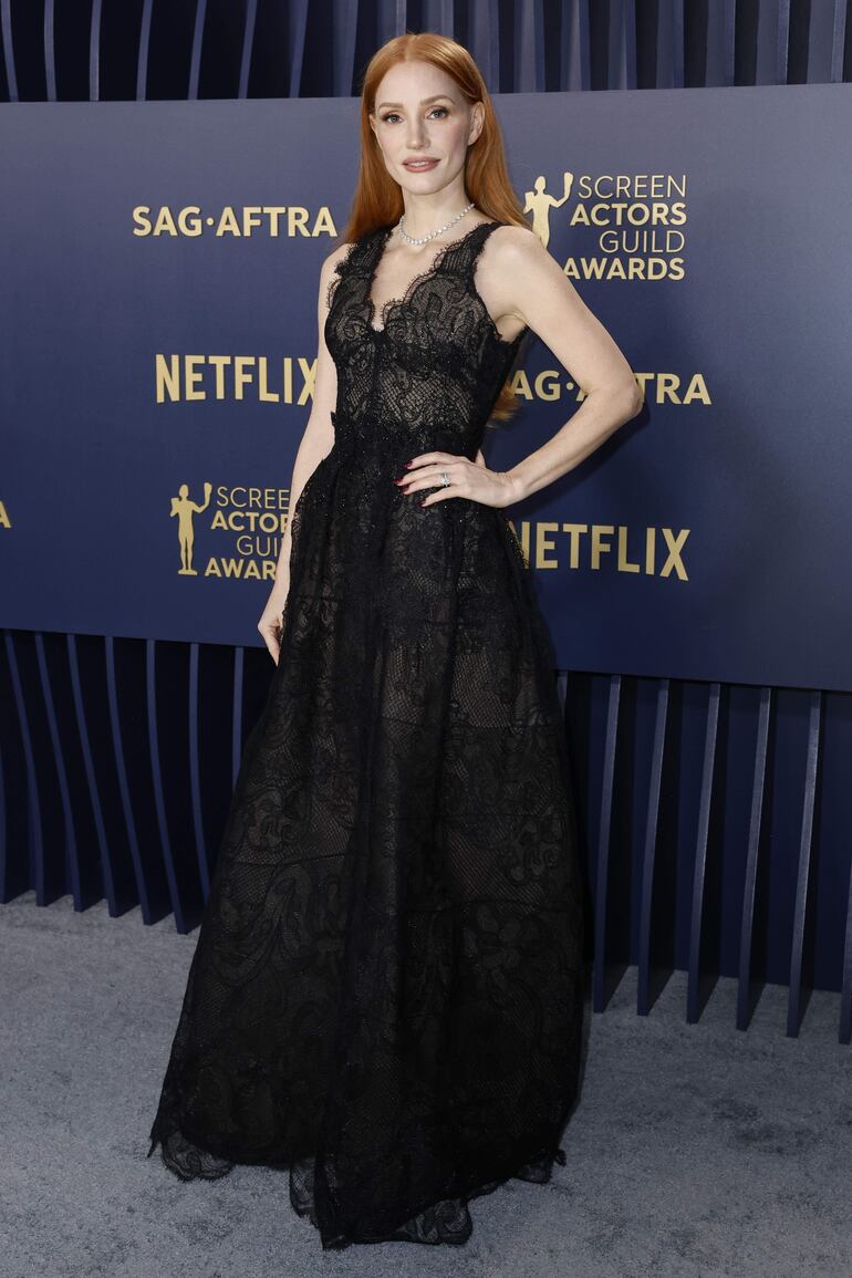 Jessica Chastain eligió un look "Total Black" para asistir a los Premios SAG (Screen Actors Guild Awards) en Los Ángeles, California. (EFE/EPA/CAROLINE BREHMAN)
