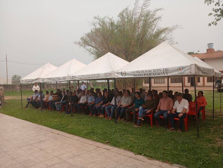 Unos 10 gobernadores de diferentes departamentos integrantes del consejo de jefes departamentales, durante el acto de entraga de las patrulleras.