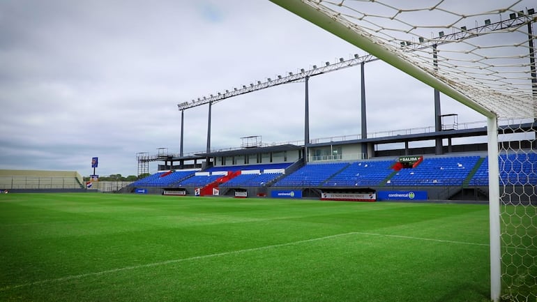 Así se veía ayer el renovado campo y sector de gradas del coqueto estadio Arsenio Erico, donde Nacional espera jugar la Copa