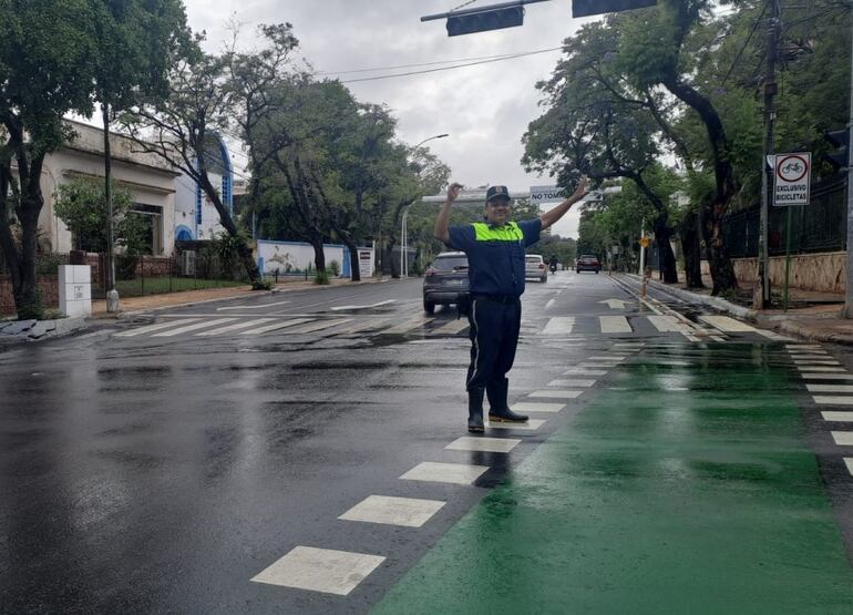 Semáforos fuera de servicio: la Policía Municipal de Tránsito (PMT) trabaja en el orden del tránsito