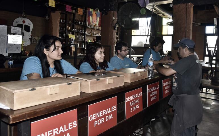 En varios locales del Paseo Carmelitas se podrán canjear hasta hoy las pulseras del festival.