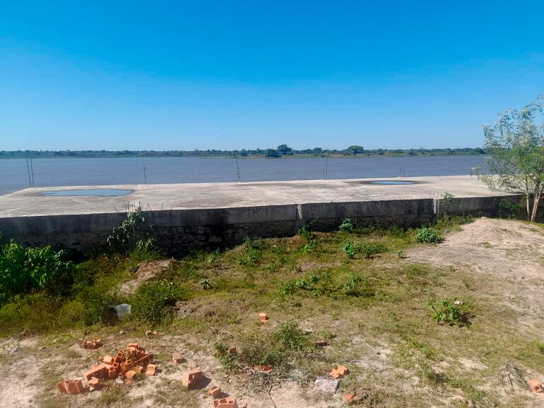 El muelle y atracadero abandonado en Bahía Negra.