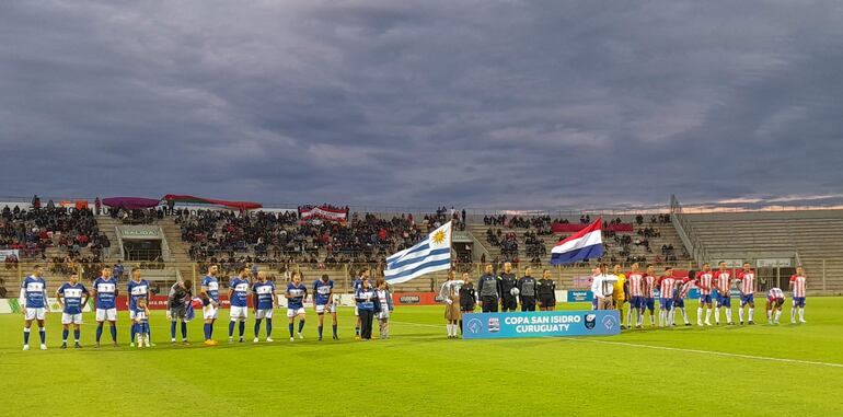 Copa San Isidro Curuguaty: Encarnacena vs. Lavalleja de Uruguay, en e estadio Villa Alegre.