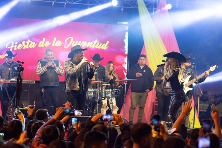 La cantante guaireña Marilina durante su actuación en una fiesta juvenil en Caazapá. Estará presente en el Festival de la Raza.