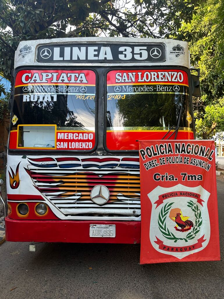 Bus retenido este domingo en los controles policiales.