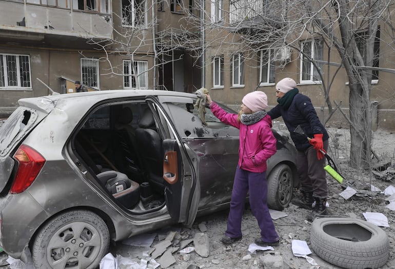 Vecinos observan los daños de ataques rusos en la ciudad de Kharkiv, Ucrania.