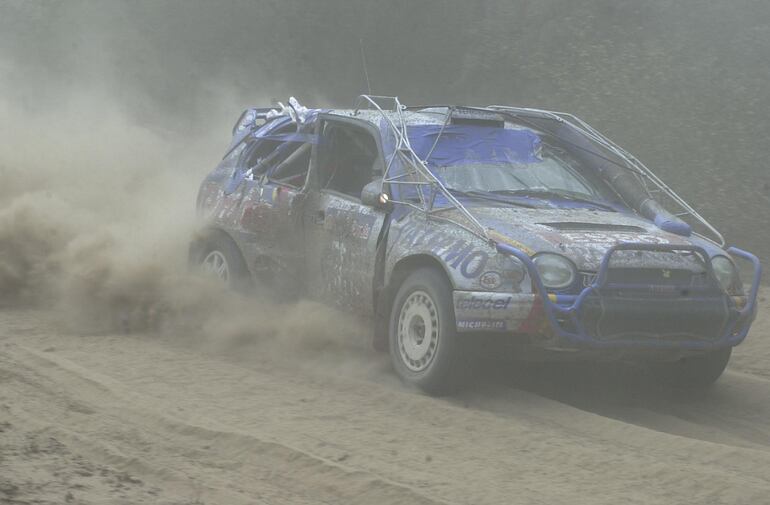 Así transitaba el Toyota Corolla WRC de Francisco "Pancho" Gorostiaga y Víctor "Figu" Aguilera, tras el accidente en el Transchaco Rally 2001.