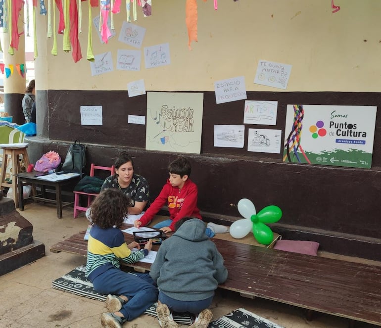 Los niños/as hicieron pinturas con el acompañamiento de profesores de arte de Ypacarai.