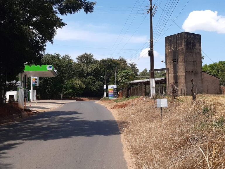 Toda una comunidad de Villeta se quedó sin agua potable, debido que el vital líquido tiene olor a combustible. En la foto, el local de la junta de Saneamiento 14 de mayo de la compañía Cumbarity y la estación de servicio Petrosur.