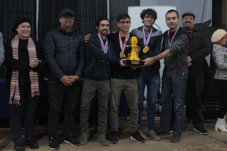 Equipo de Politécnica de la UNA, campeón universitario de ajedrez por equipos.
