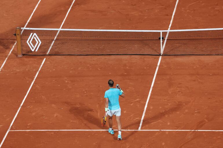 El español Rafael Nadal durante el partido contra el alemán Alexander Zverev por la primera ronda del Roland Garros, en París, Francia. 