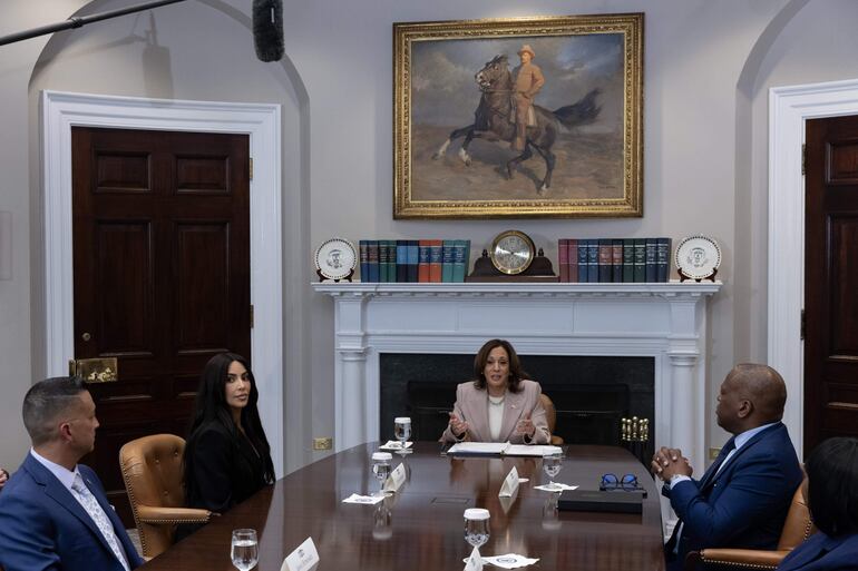 La vicepresidenta de Estados Unidos, Kamala Harris con Kim Kardashian en la Casa Blanca. 
