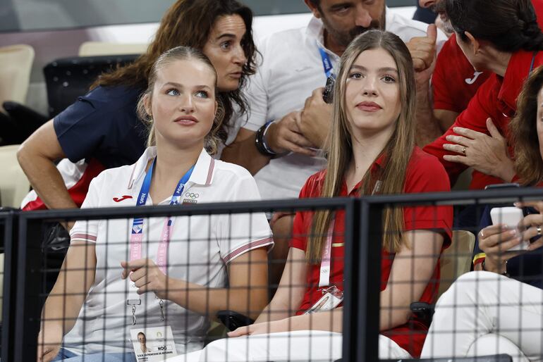 La princesa de Asturias, Leonor de Borbón, y su hermana, la infanta Sofía, en los Juegos Olímpicos de París 2024. (EFE/ Julio Muñoz)
