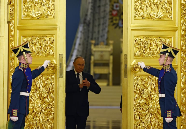 El presidente de Rusia, Vladimir Putin llega para recibir al presidente de Emiratos Árabes Unidos, en el Kremlin, en Moscú.