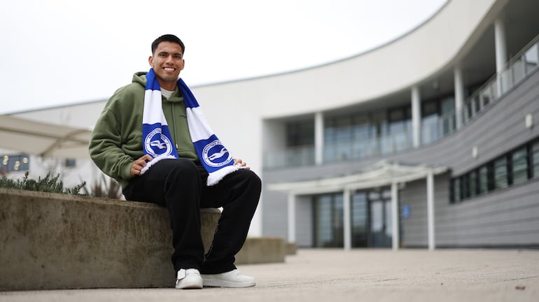 El paraguayo Diego Gómez en la foto oficial de presentación en el Brighton.