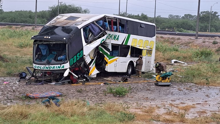 Fatal accidente de tránsito en el Chaco. Así quedó el colectivo.