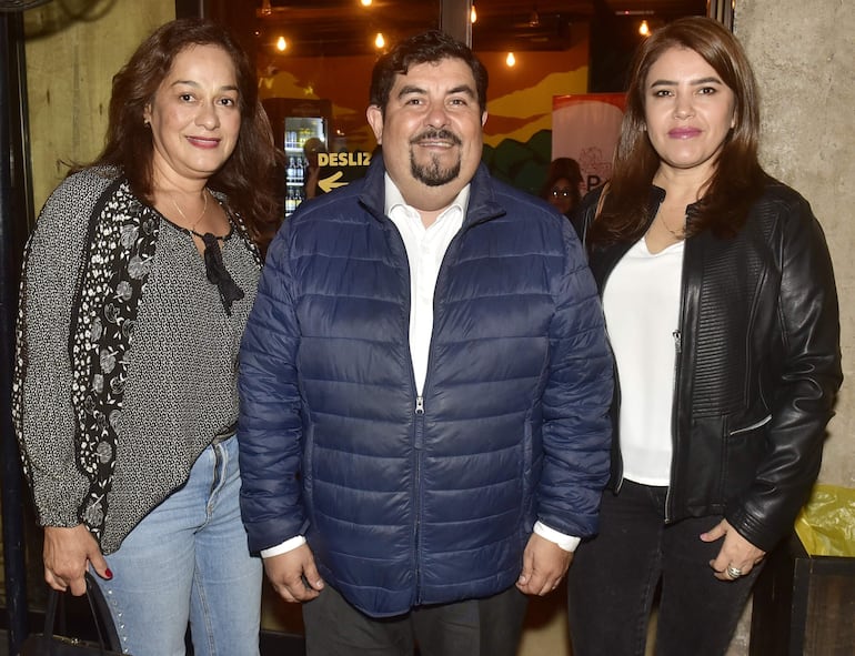 Magdalena Quiñónez, Juan Emilio Oviedo y Carina Sánchez.