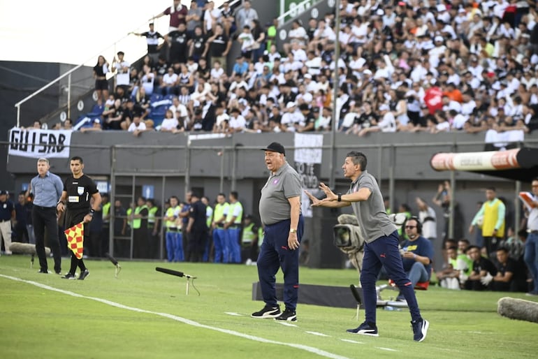 Carlos Jara Saguier (c), entrenador de Cerro Porteño, en el superclásico frente a Olimpia por la fecha 17 del torneo Clausura 2024 del fútbol paraguayo en el estadio Defensores del Chaco, en Asunción.