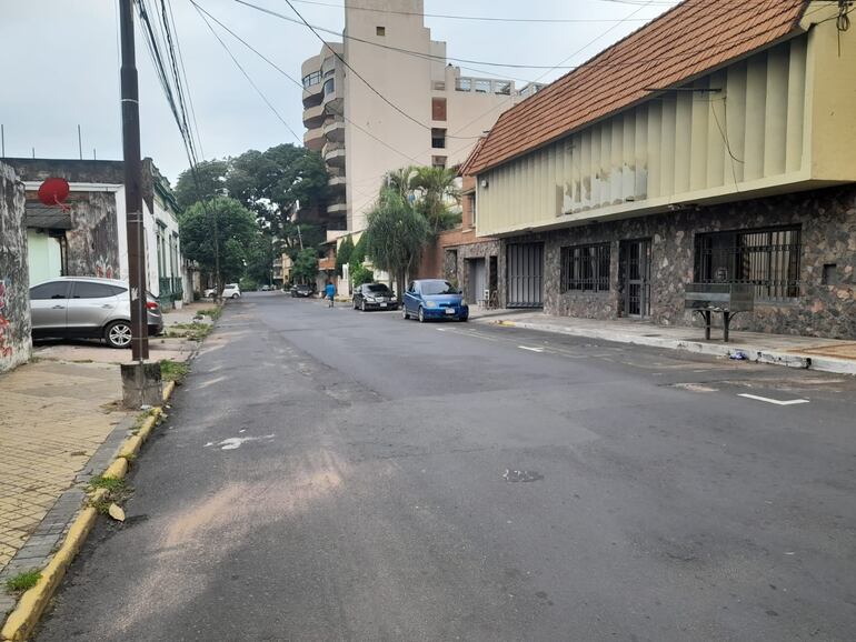 La zona de estacionamiento tarifado se encuentra prácticamente vacía.