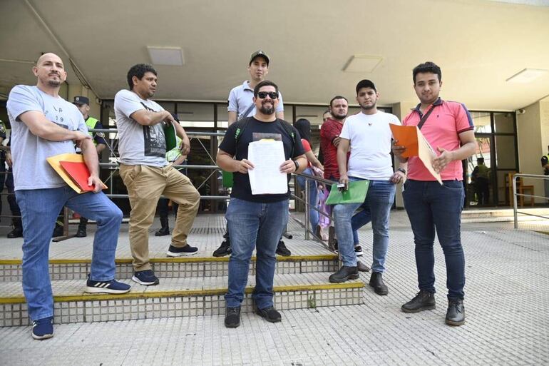 Trabajadores del IPS cuyos contratos no fueron renovados llegaron desde ciudades del interior del país para movilizarse.