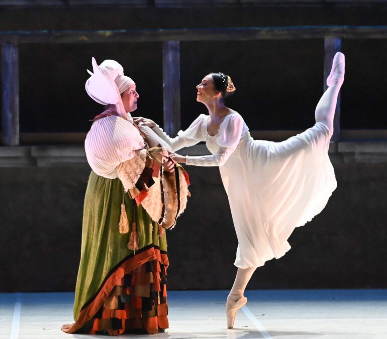 Regina Bachero como la nodriza y Gianinna Fernández como Julieta, en uno de los cuadros de la puesta.