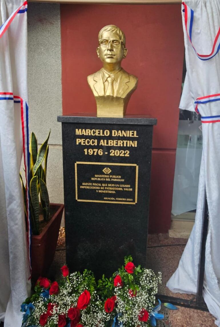 El monolito erigido frente a la entrada a la sede del Ministerio Público cuenta con un busto con la imagen del malogrado fiscal asesinado el año pasado en Colombia.