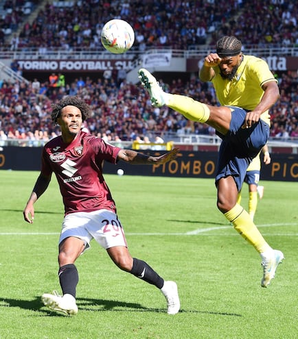 Turin (Italy), 29/09/2024.- Torino's Valentino Lazaro (L) and Lazio's Nuno Tavares in action during the Italian Serie A soccer match between Torino FC and SS Lazio, in Turin, Italy, 29 September 2024. (Italia) EFE/EPA/Alessandro Di Marco
