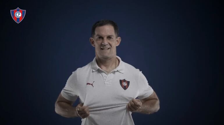 El argentino Víctor Bernay, entrenador de Cerro Porteño, en la presentación oficial.