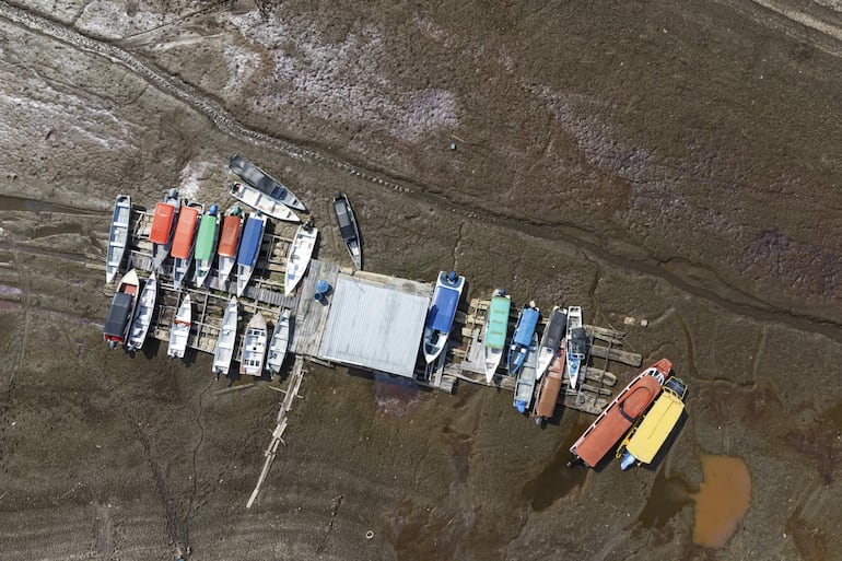 Fotografía aérea donde se observan embarcaciones en medio del lago Puraquequara, en Manaos (Brasil). Manaos, la mayor ciudad de la Amazonía brasileña, atraviesa por segundo año consecutivo una sequía severa, reflejada en la constante disminución del caudal del río Negro y en la amenaza de los incendios que se multiplican en la región.