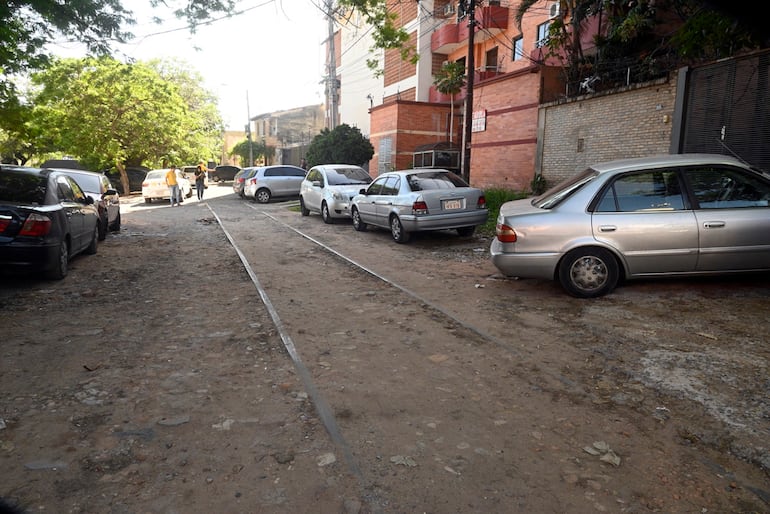 En zona de la Av. Artigas existen  residencias que hace décadas se instalaron a escasos metros de las vías del  tren, que se verían afectadas por la franja de dominio para la instalación del tren.