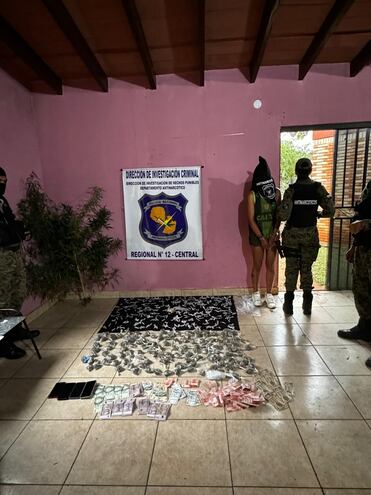 El Departamento Antinarcóticos de la Policía Nacional llevó a cabo un importante operativo este martes en varias ciudades del departamento Central