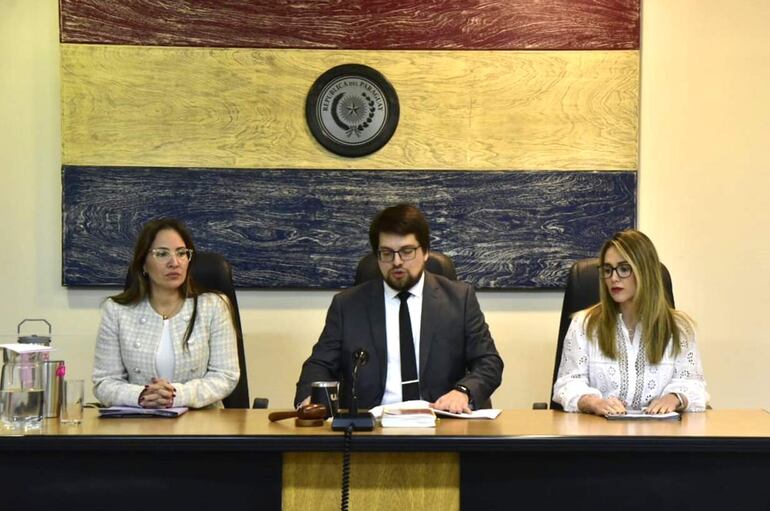 Los jueces Adriana Planás, Matias Garcete (presidente) y Karina Cáceres, integrantes del Tribunal de Sentencia que dictó la condena a 5 años y seis meses de cárcel.