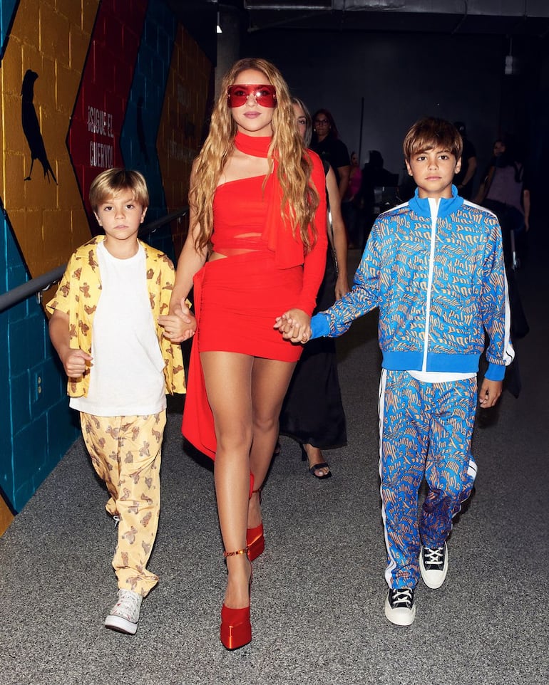 ¡Bellos, madre e hijos! Shakira llegando a los Premios Juventud de la mano de Sasha y Milan. (Instagram/Revista ¡Hola!)