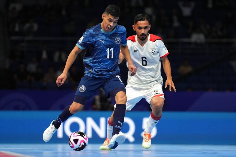 Francisco Martínez se lleva el balón. El "11" fue el autor del primer gol de Paraguay