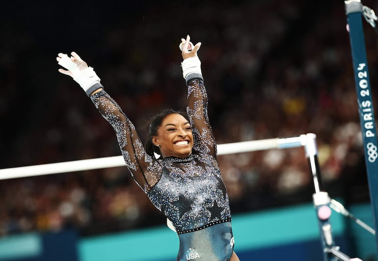 Simone Biles reacciona después de actuar en las barras asimétricas en la clasificación femenina de las competiciones de gimnasia artística de los Juegos Olímpicos de París 2024, en el Bercy Arena de París, Francia.
(EFE/EPA/ANNA SZILAGYI)
