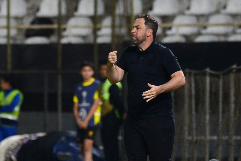 El entrenador de Guaraní Juan Pablo Pumpido vivió con mucha intensidad el duelo ante Huracán por Copa Sudamericana.