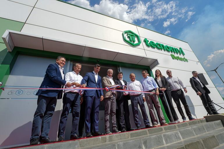 El Presidente de la República, Santiago Peña, asistió a la inauguración de Tecnomyl Biotech, en la ciudad de Villeta.