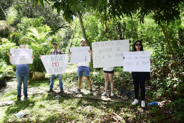 Isla de Francia. Vecinos de Asunción y ciudades del área metropolitana protestaron contra la instalación de un complejo deportivo privado en un bosque urbano propiedad del IPS.