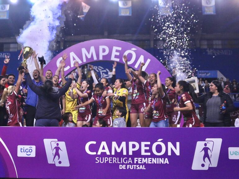 Las jugadoras de Exa Ysaty festejan el título de campeón de la Superliga Femenina de Futsal FIFA 2023.